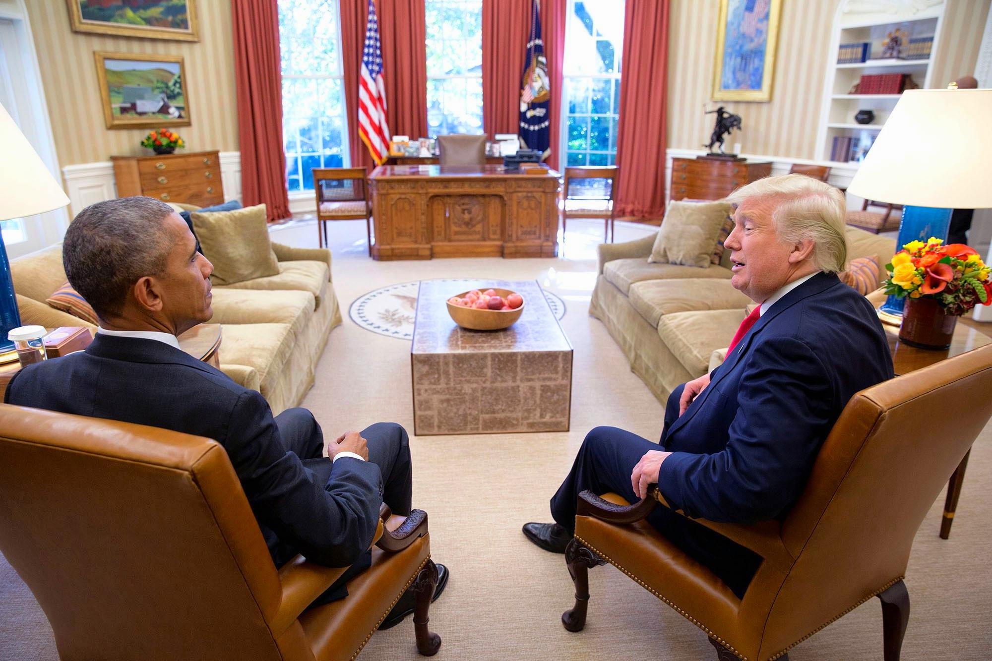 janus-te%cc%82te-a-te%cc%82te-_sitting_president__president-elect_barack_obama__donald_trump_squatting_next_to_each_other_on_arm-chairs_in_the_oval_office_on_november_10th_2016-_31196987133